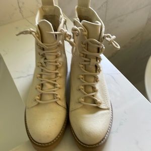 7 1/2 Universal Thread ivory canvas boots